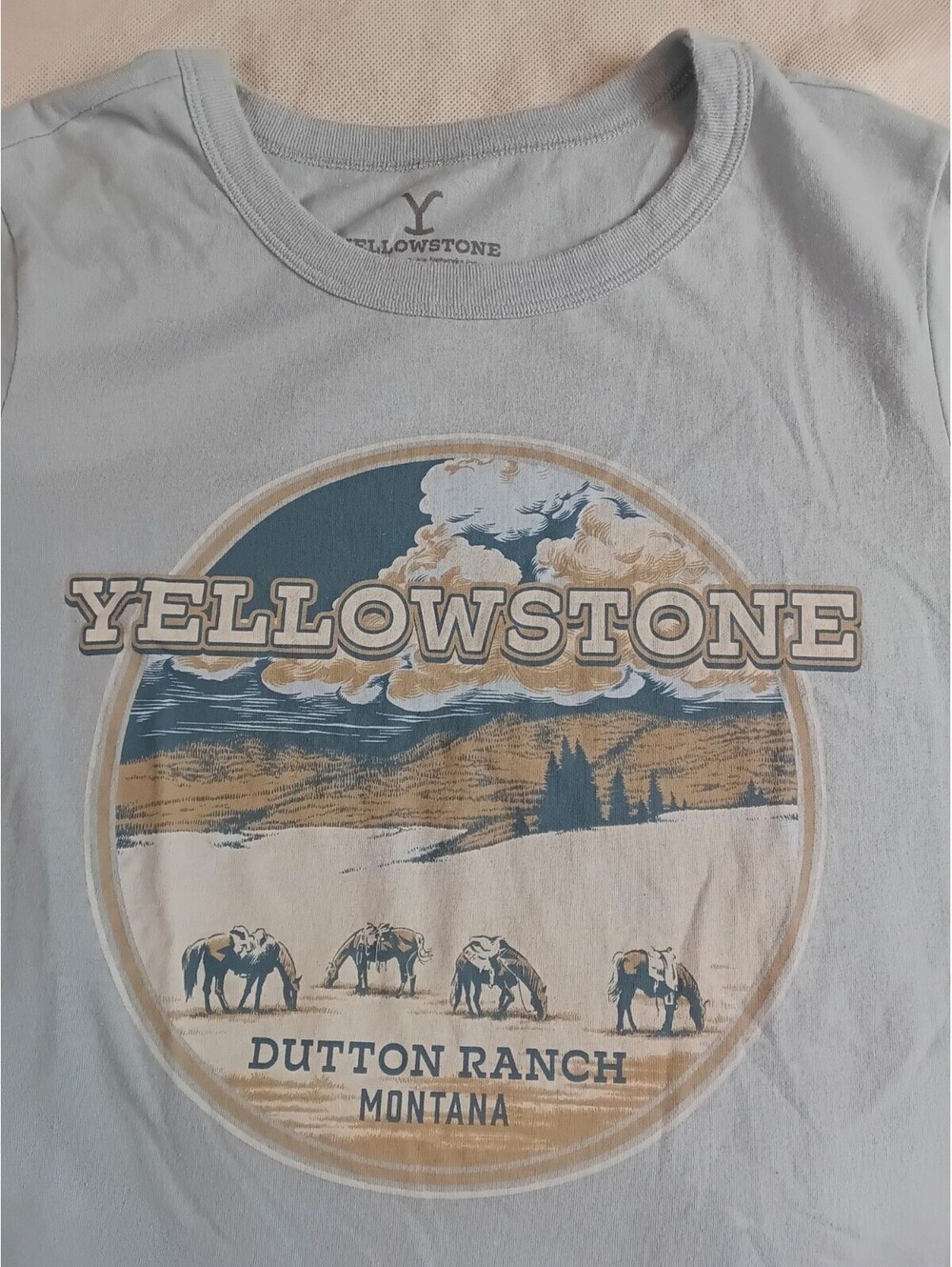Yellowstone Dutton Ranch Montana T-Shirt Medium Womens - Picture 2 of 4